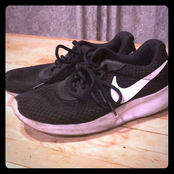 Women’s black Nike’s - Picture 1 of 3